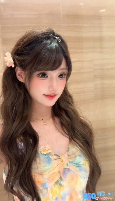 KPL解说琪琪晒照：今天是油画风这套妆造肿么样呀～