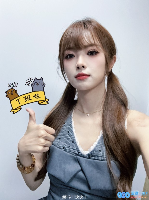 主持泱泱晒美照：再次恭喜tes！！是帅的呀！青春热血的风采令人心动不已
