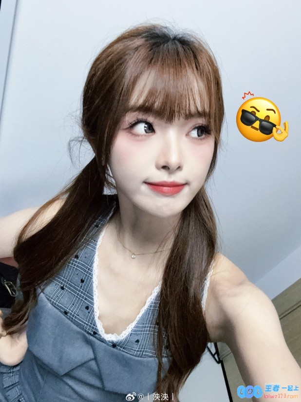 主持泱泱晒美照：再次恭喜tes！！是帅的呀！青春热血的风采令人心动不已