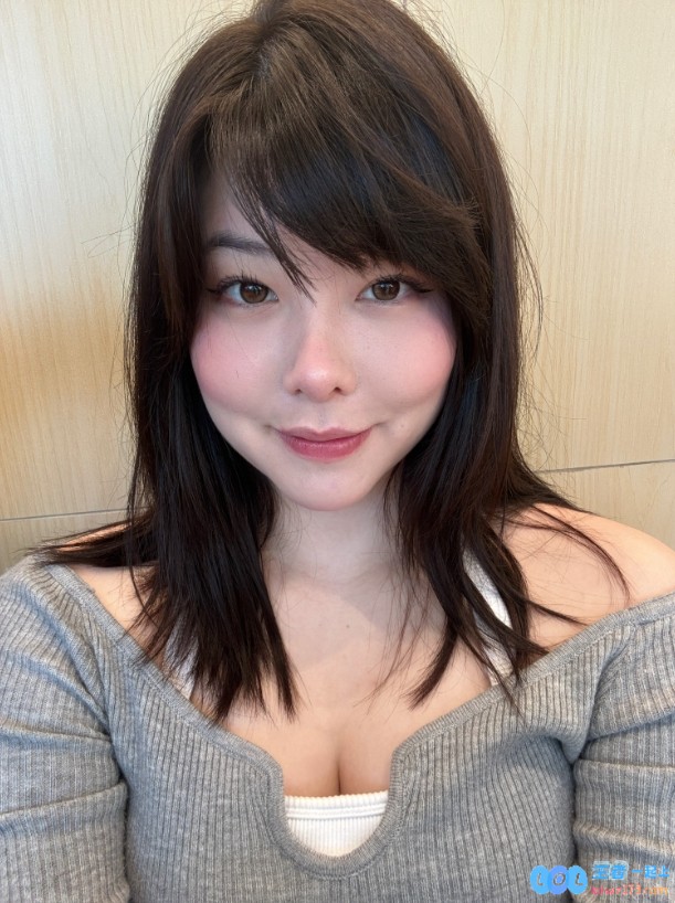气血充足面色潮红！Mayumi更博晒照针织露肩长衫彰显好风景