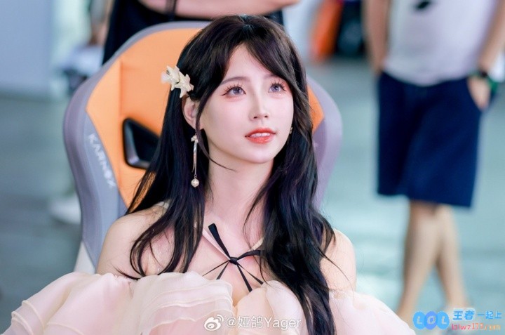 ?人美腿还长！永劫女主持Yager晒照：感谢SNK托举了我们的青春与热血