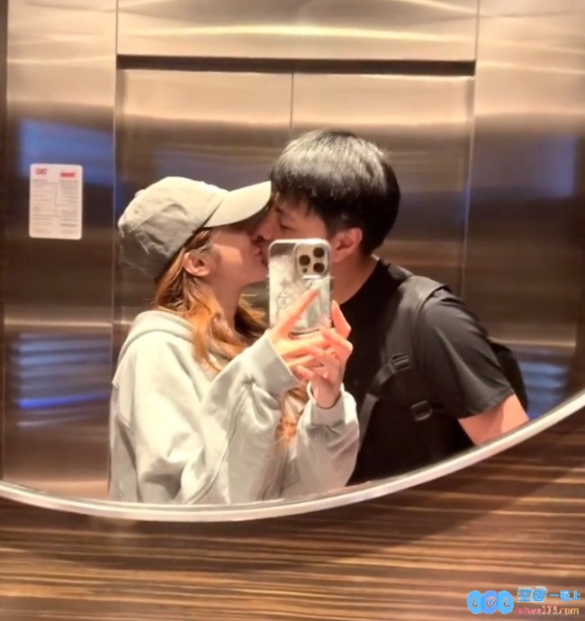 Xiaohai曾卓君妻子晒出沙特EWC参赛照片：与小孩甜蜜Kiss??