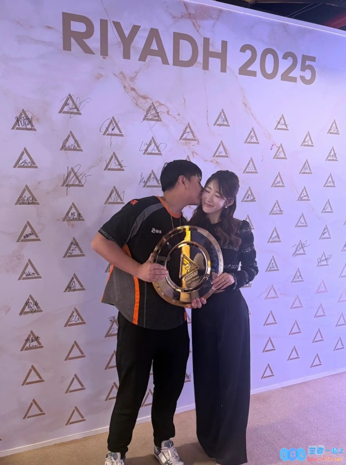 Xiaohai曾卓君妻子晒出沙特EWC参赛照片：与小孩甜蜜Kiss??