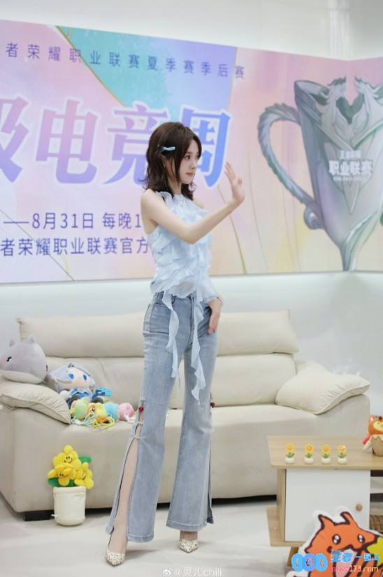 是短发的灵儿！KPL女主持灵儿晒照：今天素蓝色的风格！