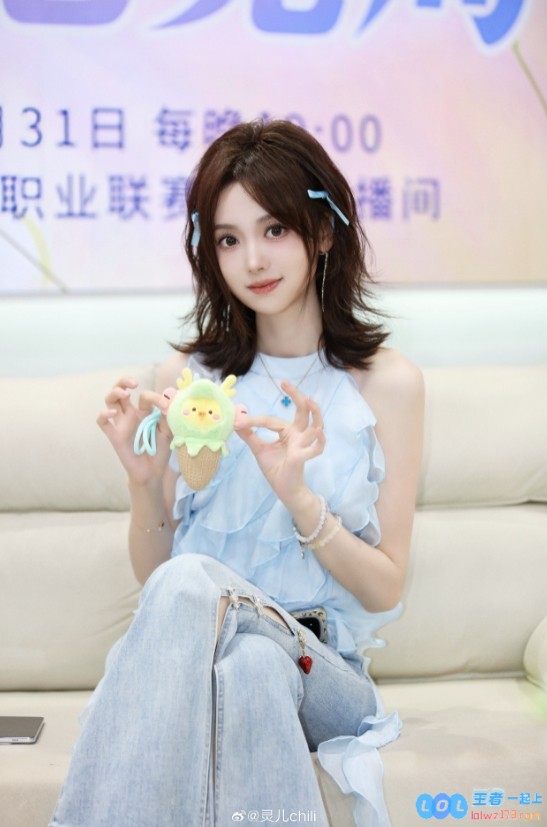 是短发的灵儿！KPL女主持灵儿晒照：今天素蓝色的风格！