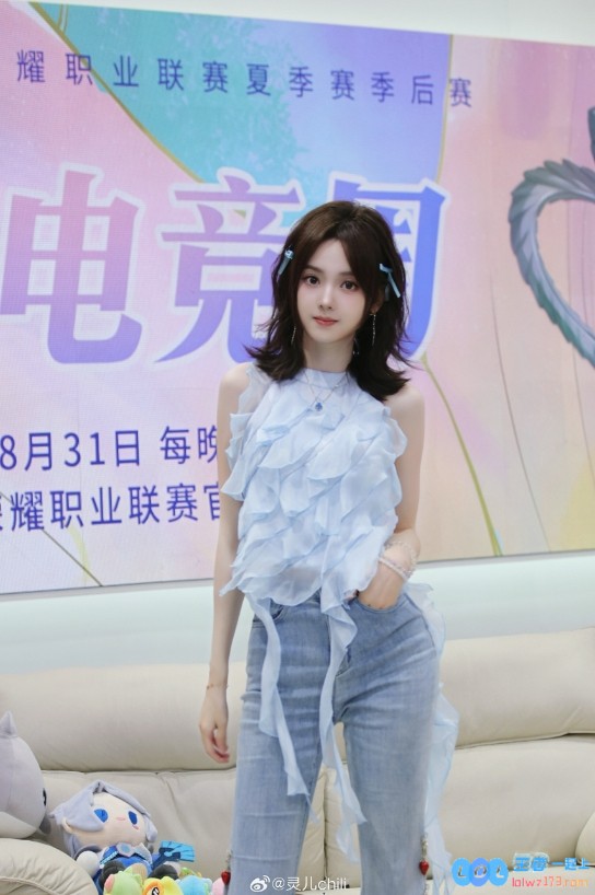 是短发的灵儿！KPL女主持灵儿晒照：今天素蓝色的风格！