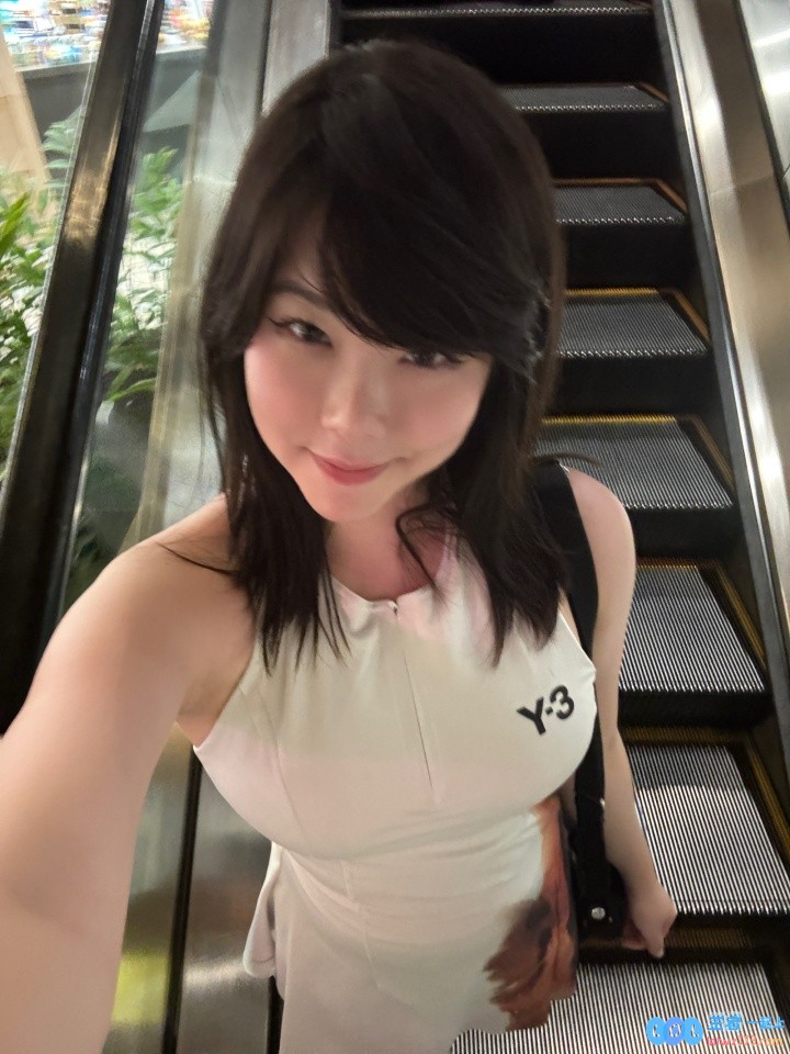 前职业选手Mayusi晒出自拍：苹果肌骨感面相，身材还挺有天赋?，让我们一同领略她的魅力与风彩