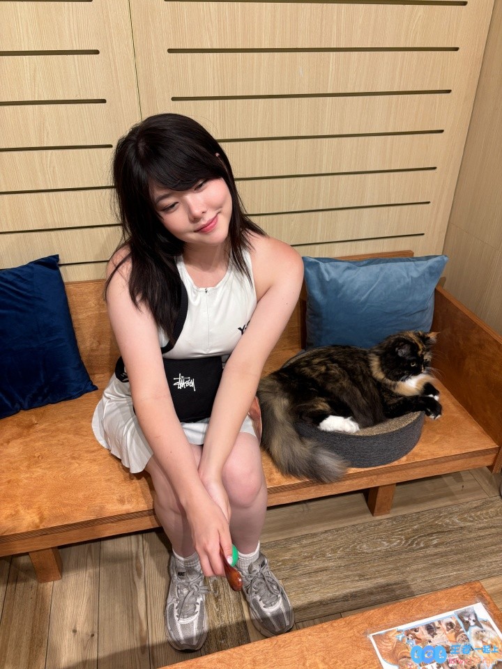 前职业选手Mayusi晒出自拍：苹果肌骨感面相，身材还挺有天赋?，让我们一同领略她的魅力与风彩