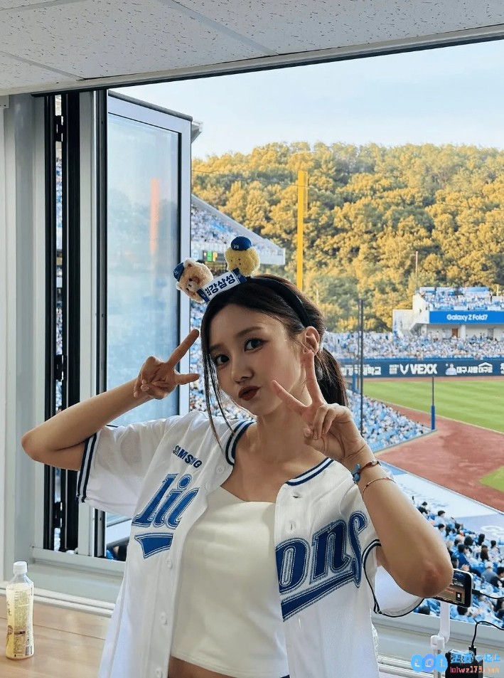 LCK女主持人尹秀彬晒照：在韩国看棒球比赛~松紧穿搭展现好身材