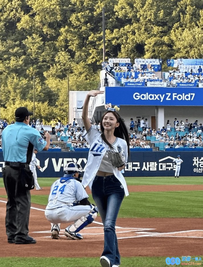 LCK女主持人尹秀彬晒照：在韩国看棒球比赛~松紧穿搭展现好身材