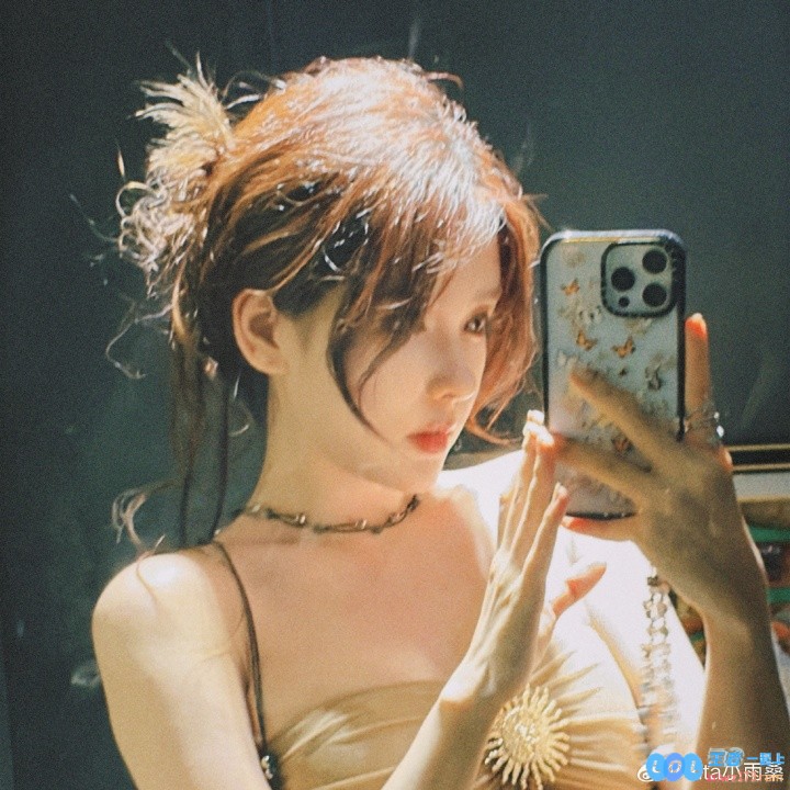 LPL女解说Rita晒出对镜自拍：裹胸上衣，胸前配饰惹眼?，一场视觉与时尚的盛宴