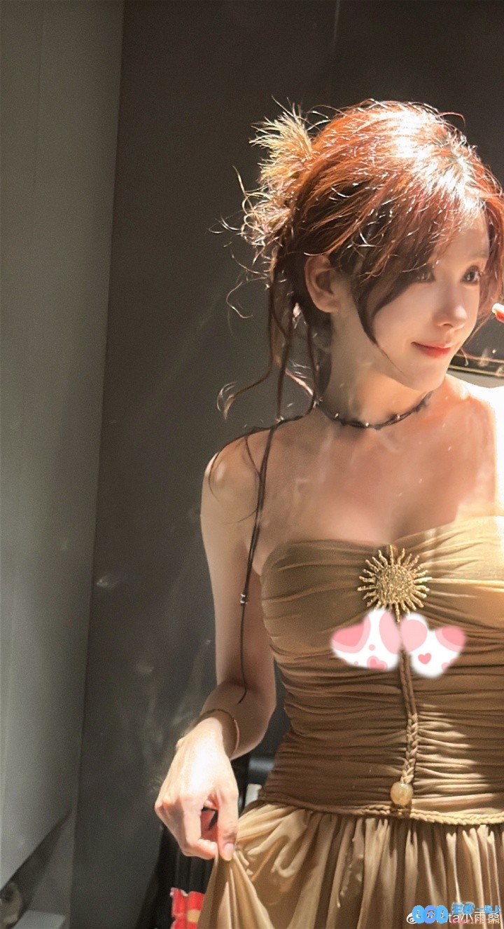LPL女解说Rita晒出对镜自拍：裹胸上衣，胸前配饰惹眼?，一场视觉与时尚的盛宴