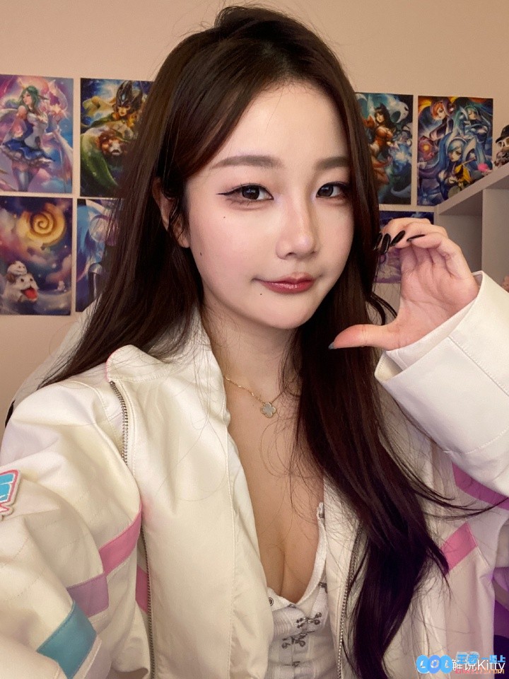 前英文流解说Kitty社媒分享自拍：事业线惊人，身披BLG外套队服，粉丝们惊叹不已