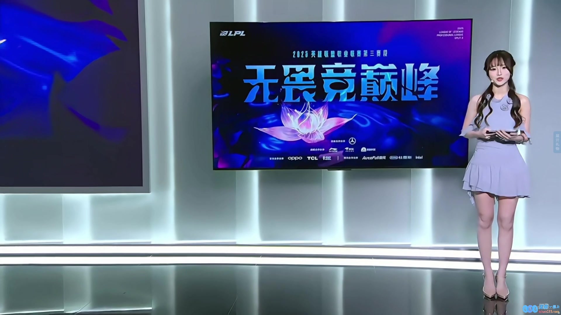 今天咋看起来怪怪的？互动主持阿芙紫色露肩连衣裙登台亮相，令人为之惊艳