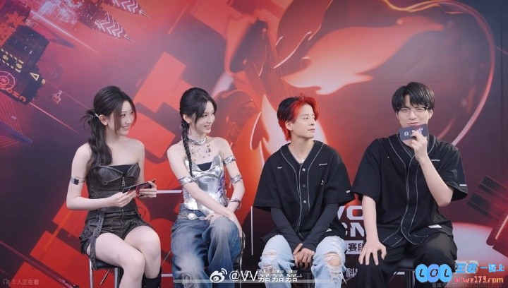 周也真的太权威！VV晒出合照：小也真的好小一张脸，这可见明星光环的魅力无穷