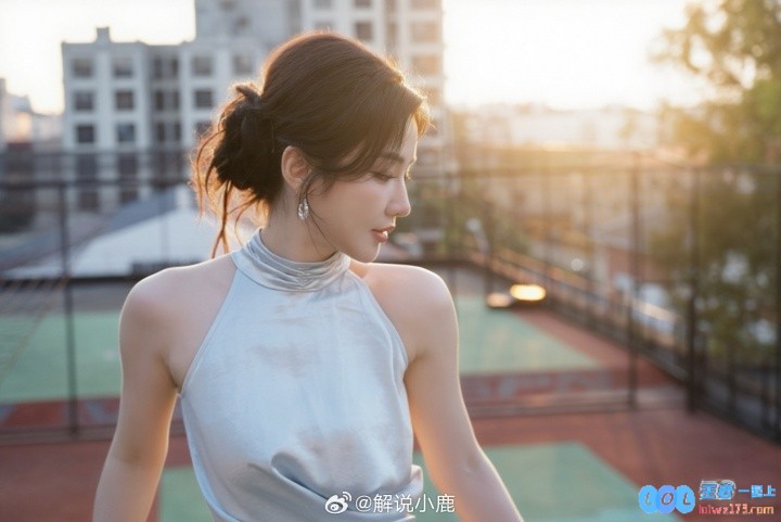 颜值拉满啦！KPL解说小鹿晒照：总想抓住夏天的尾巴，这个夏季回忆值得珍藏