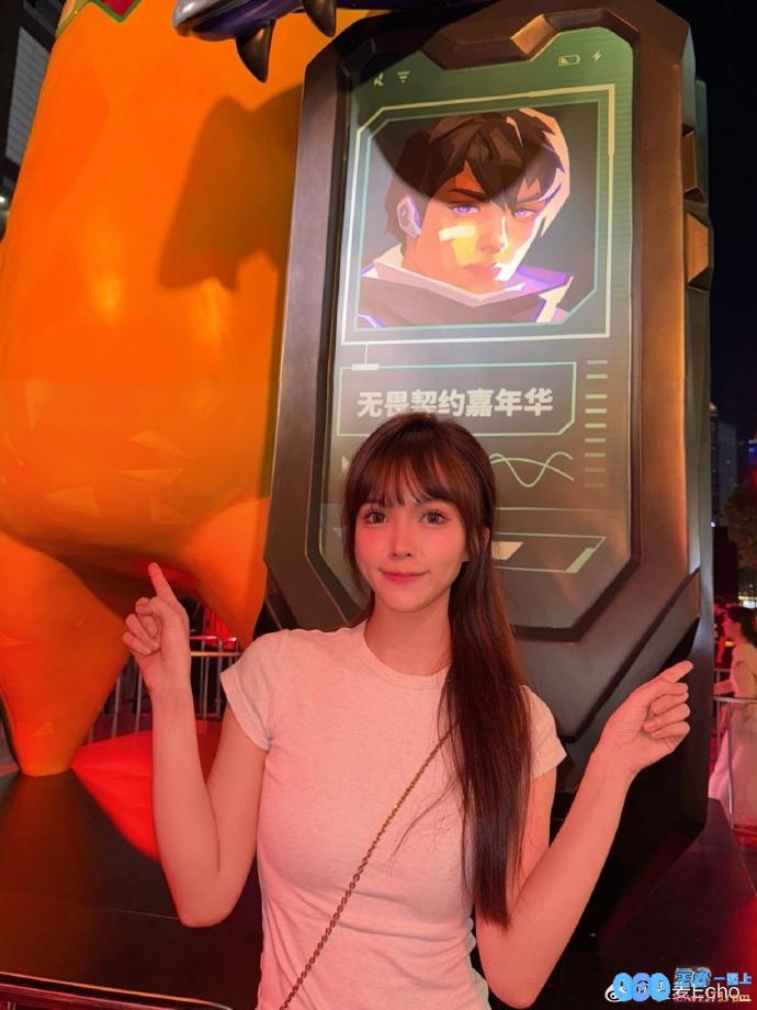 无畏契约主持麦麦晒照：明天就决赛咯！乐享电竞盛宴，期待精彩时刻！