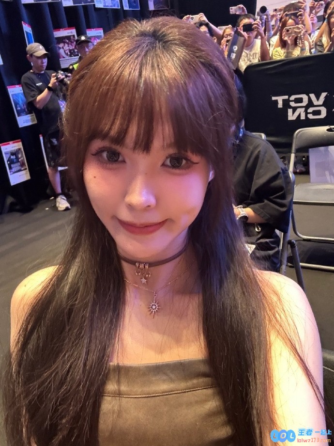 无畏契约主持麦麦晒照：明天就决赛咯！乐享电竞盛宴，期待精彩时刻！