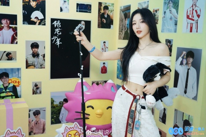 KPL解说小鹿晒照：上班前打卡了KPL王者梦之队限时快闪~瞬间成全网焦点，粉丝热议！