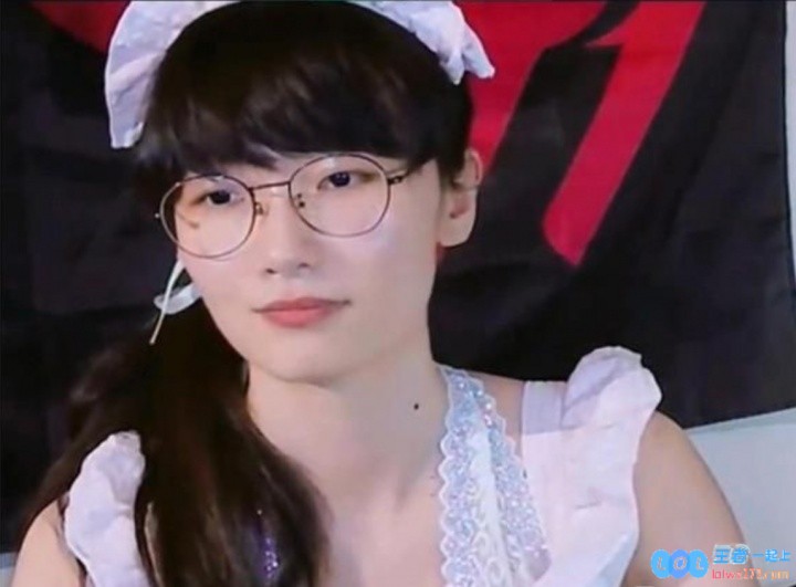 背后必有高人指点🤣女版Faker找到流量密码直播LOL热度仅次于MLXG