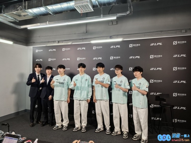 iG赛后群访教练：季后赛的目标理所当然是冠军队伍仍有成长空间，期待更辉煌的明天