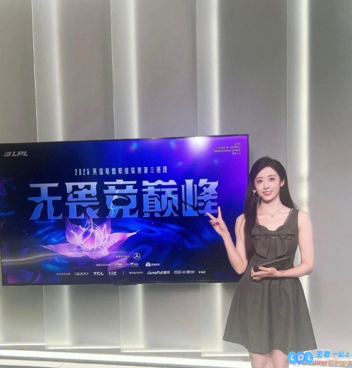 主持张小薇致歉：抱歉今天给大家带来不好的感官了，深感愧疚与悔恨