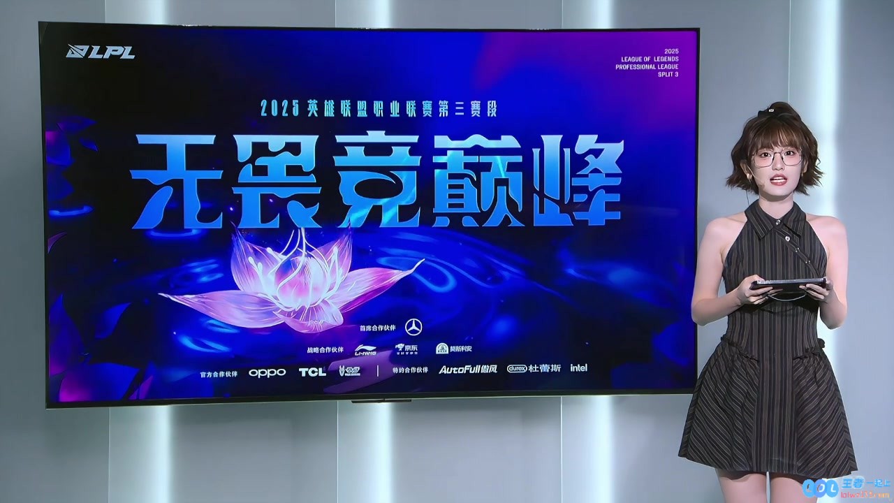 你是谁？！夏安眼镜条纹裙精致妆造与以往判若两人，尽显时尚魅力与优雅风范