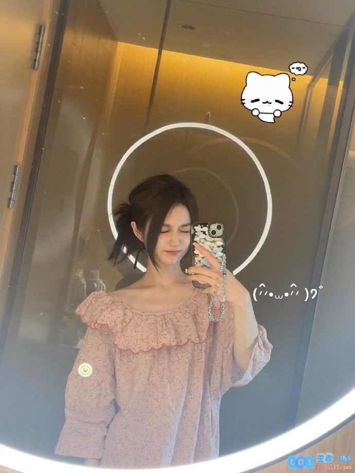 主持小悠晒照：落地西安啦，有没有好吃的油泼面推荐呀，一起寻找西安美食的味道