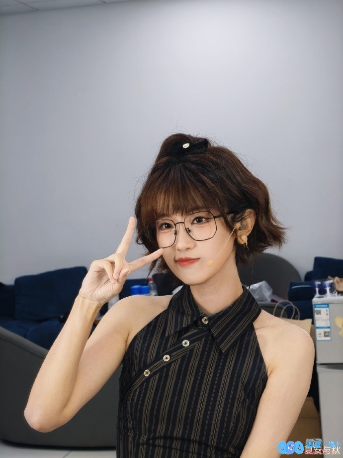 夏安晒照：今天是短发小卷毛学姐妆发老师们伟大！很喜欢捏嘿嘿