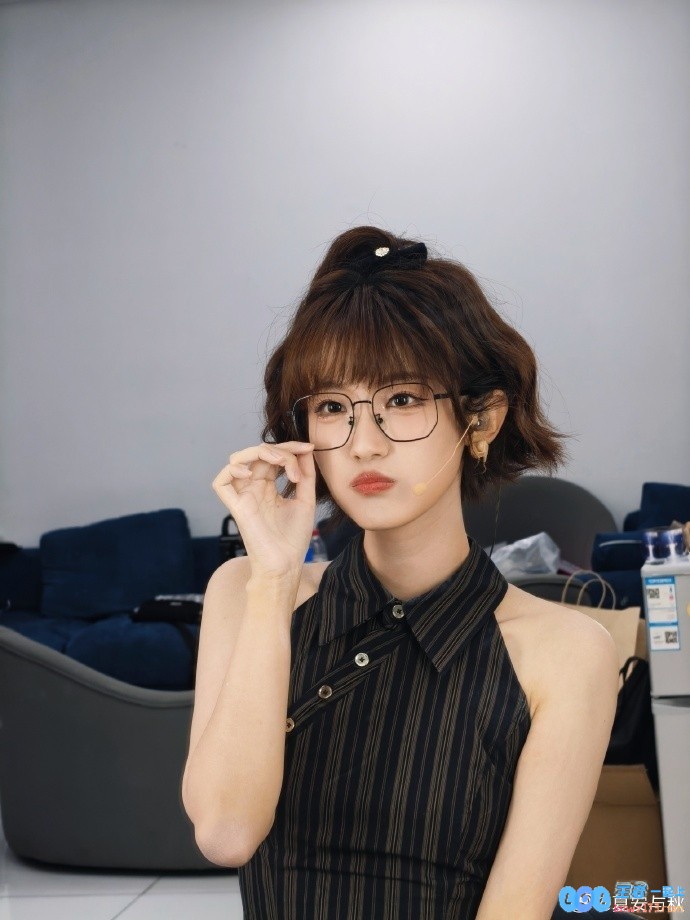 夏安晒照：今天是短发小卷毛学姐妆发老师们伟大！很喜欢捏嘿嘿