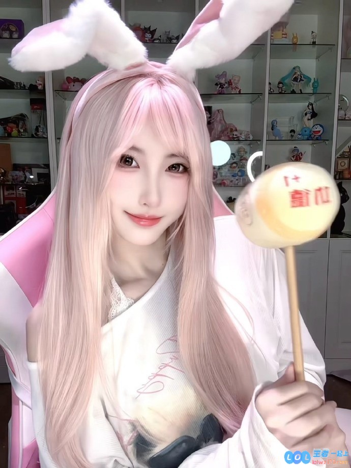 这是谁？鼓鼓晒照：本周粉发炫已经沉浸在艺术创作中无法自拔了，激情四溢，灵感不断