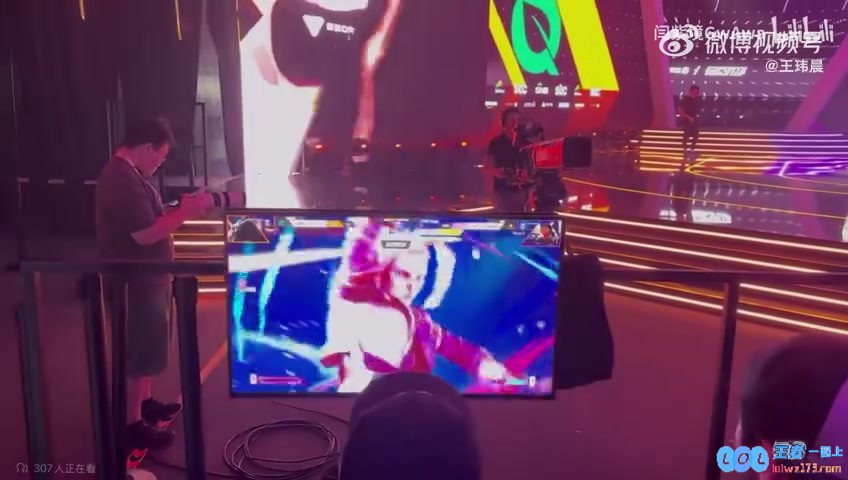 媒体人看Punk提前开香槟：手柄都扔了发现没死赶紧过去捡太憨了