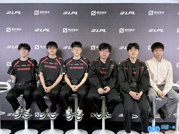 JDG赛后群访教练：队伍对线要处理好打团方面还有些问题要处理，同时展望未来的新挑战