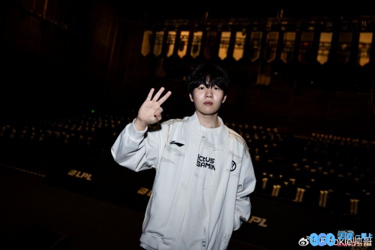 rookie赛后发文：4000杀???纪录越多越好胜场也要多多——电竞新星的辉煌篇章