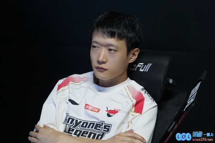 这么低迷吗牢香？Shanks是登峰组所有中单中唯一未斩获MVP的选手，众人都在关注他的未来