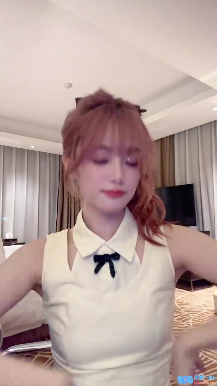 舞跳的不赖~LPL官方主持小钰分享视频：herewego～