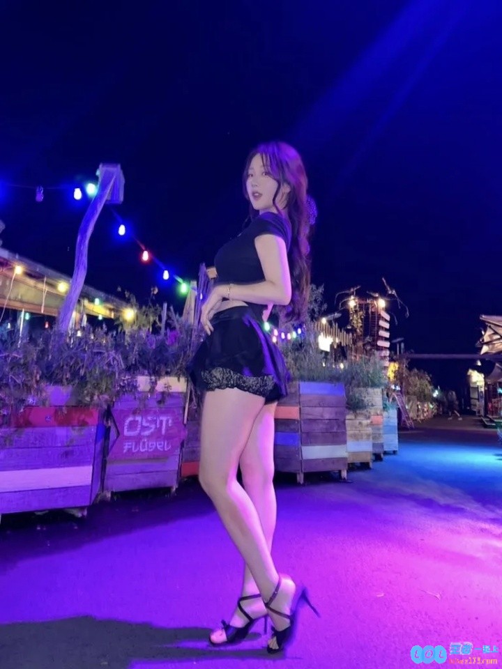 这腿好顶😍解说Kitty晒日常照：近距离，展现优雅与个性，缔造无尽魅力