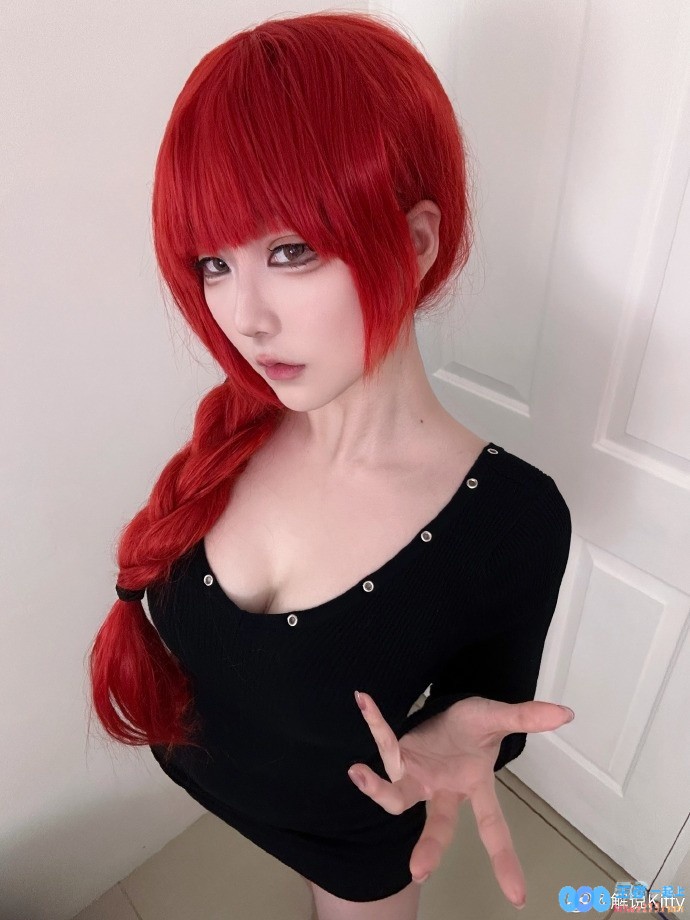 一头红发很显眼！解说Kitty晒照：乖狗狗⛓️?，瞬间吸引所有目光而来