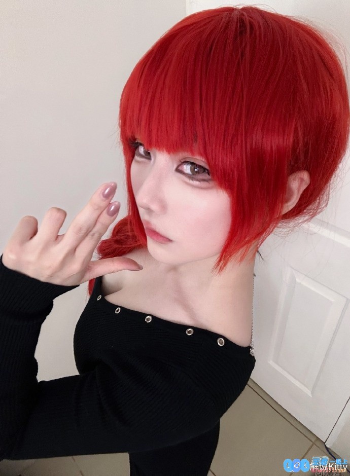 一头红发很显眼！解说Kitty晒照：乖狗狗⛓️?，瞬间吸引所有目光而来