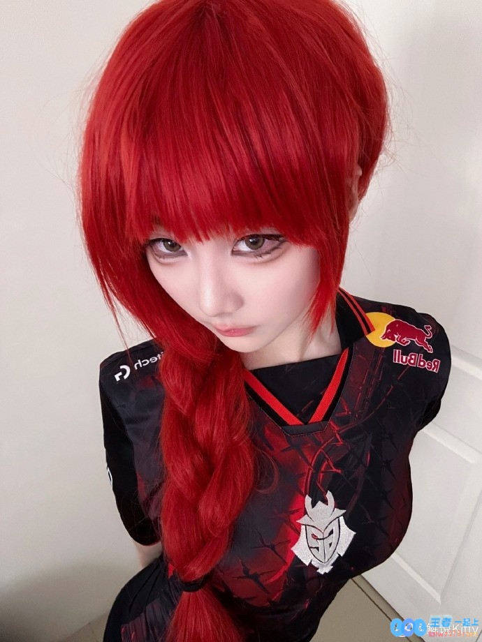 一头红发很显眼！解说Kitty晒照：乖狗狗⛓️?，瞬间吸引所有目光而来