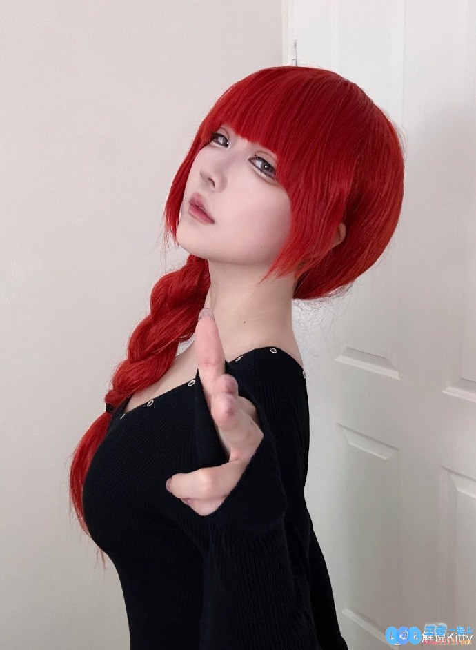 一头红发很显眼！解说Kitty晒照：乖狗狗⛓️?，瞬间吸引所有目光而来