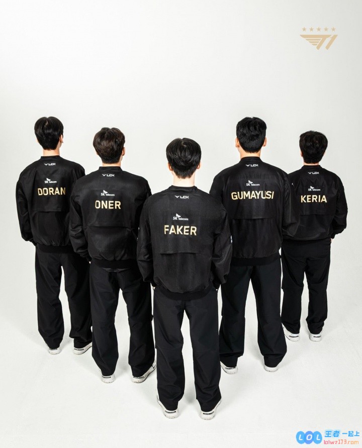 对冲？LPL出征服采用全白设计，而已公布的GEN/T1队服则为全黑，强调电竞时尚的对比与冲突