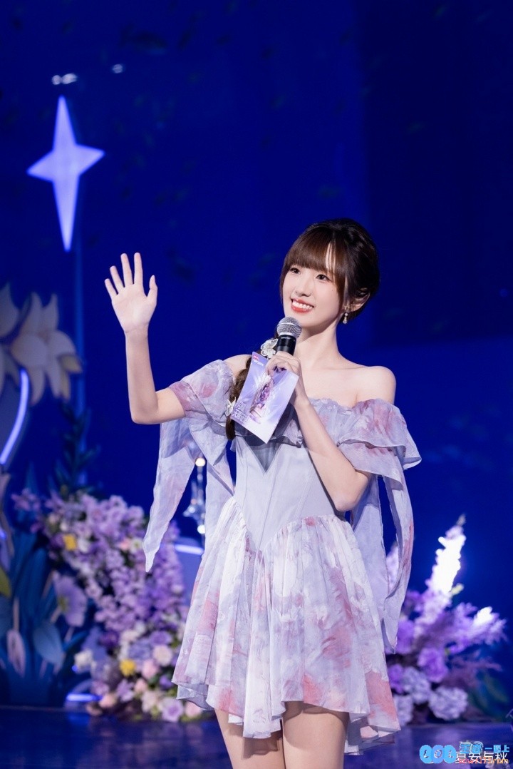 LPL主持夏安晒照：金铲铲之战女子赛下班，很幸福的两天~