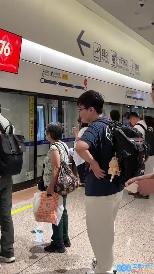 好9好9?网友分享视频：偶遇369在机场帮助老人，温暖瞬间感动无数人