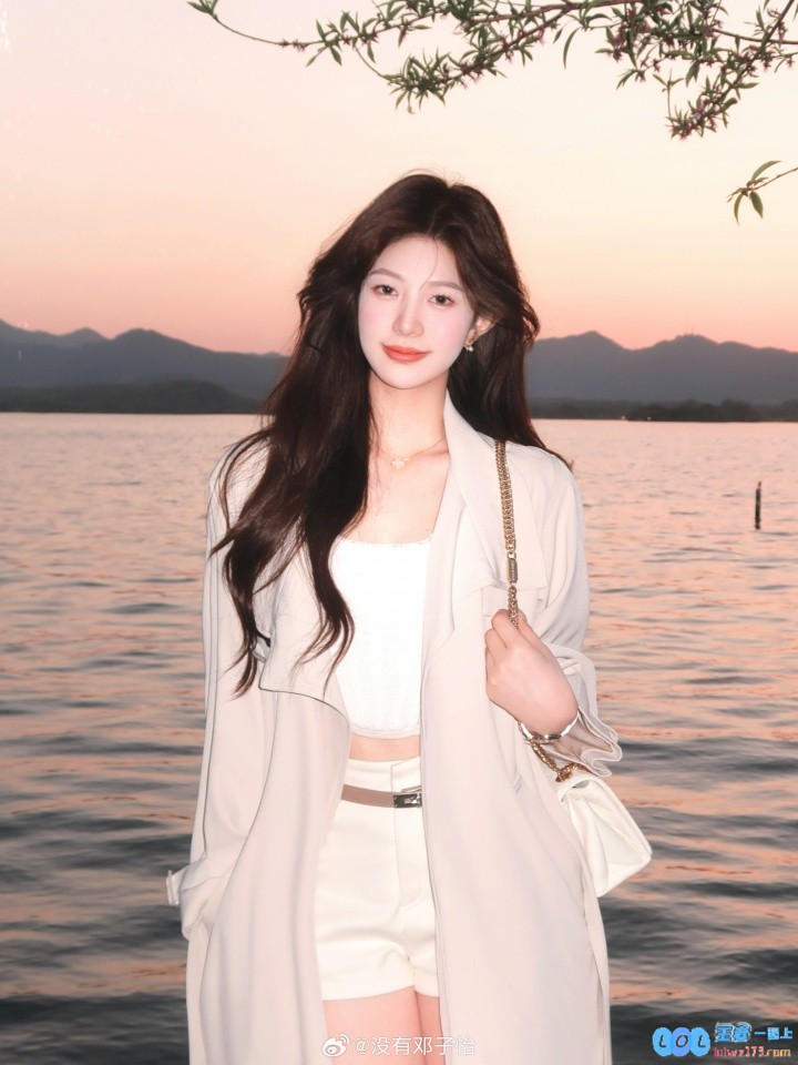 西施啊姐妹?Meiko女友郑子怡晒照：西湖水，静谧之美如画卷漂浮