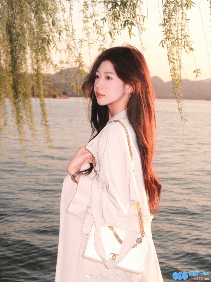 西施啊姐妹?Meiko女友郑子怡晒照：西湖水，静谧之美如画卷漂浮