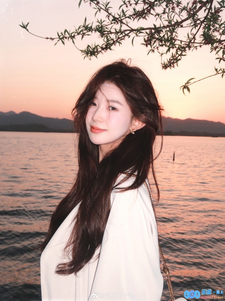 西施啊姐妹?Meiko女友郑子怡晒照：西湖水，静谧之美如画卷漂浮