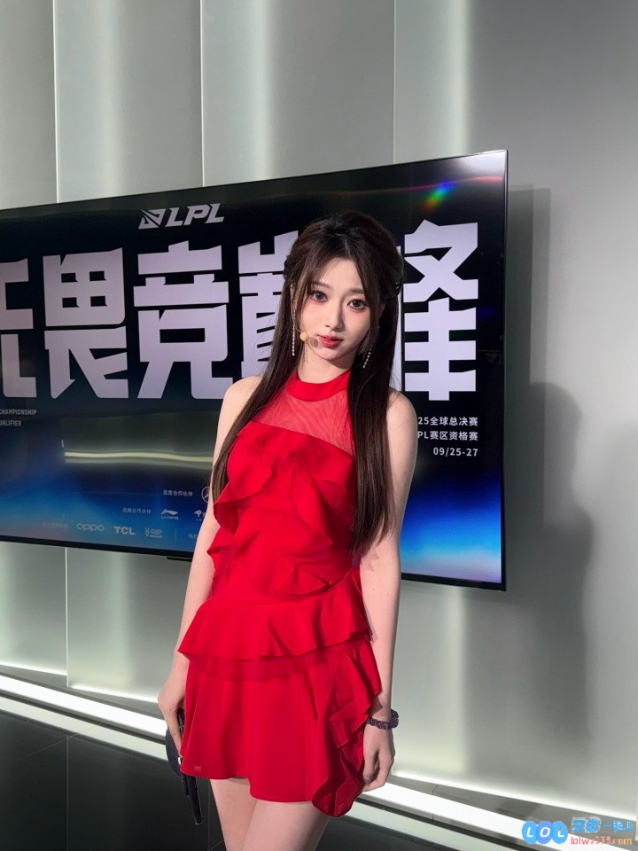 ?烈焰迷唇炽烈撩人！美女主持阿芙红色连衣裙尽显青春魅力，仿佛盛夏的烈阳唤醒无限激情