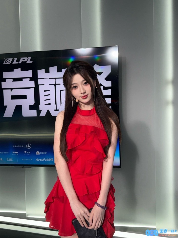 ?烈焰迷唇炽烈撩人！美女主持阿芙红色连衣裙尽显青春魅力，仿佛盛夏的烈阳唤醒无限激情