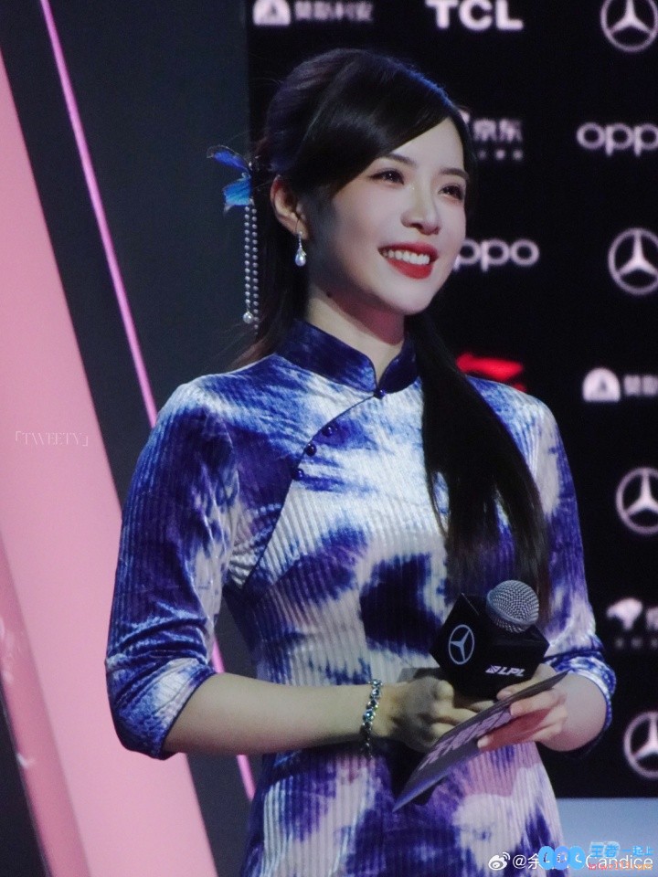 女主持人余霜晒出昨晚LPL冒泡赛工作照：墨染倾城~青花旗袍~这身打扮真是绝了！